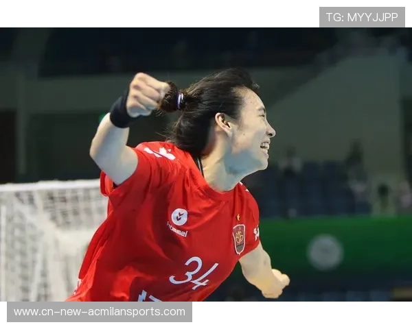 手球选手跳投高度十足 手球选手跳投高度十足